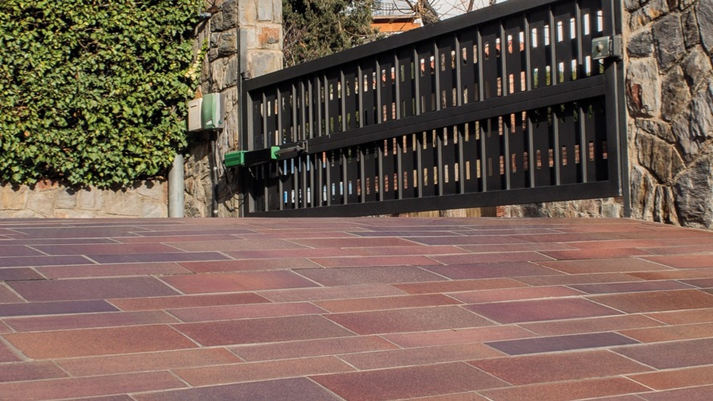Non-slip klinker floor tiles for terraces and ramps